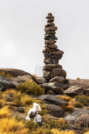 Téléchargez les photos : Pyramide de pierres. Apache dans la vallée. Bolivie - en image libre de droit