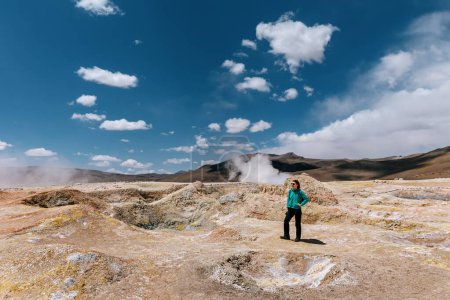 Un touriste sur le fond des geysers Sol de Maana en Bolivie