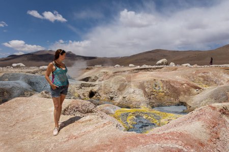  Mujer en el fondo de los géiseres Sol de Maana en Bolivia