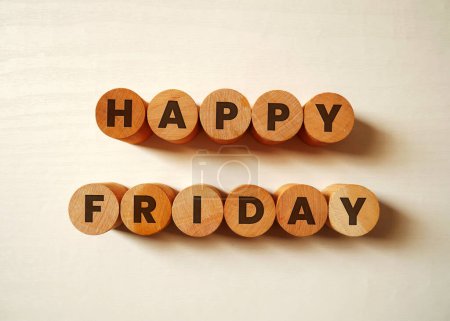 Téléchargez les photos : Joyeux vendredi mots cubes en bois sur un fond blanc. - en image libre de droit