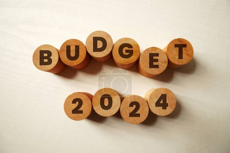 Foto de Presupuesto 2024 texto sobre bloques de madera sobre fondo blanco. Concepto presupuestario. - Imagen libre de derechos