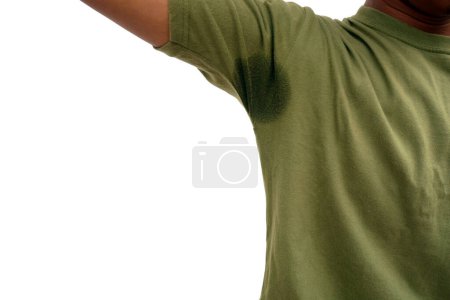 Téléchargez les photos : Hyperhidrose transpiration. Jeune homme asiatique avec une tache de sueur sur ses vêtements avec fond blanc. Concept de soins de santé. - en image libre de droit