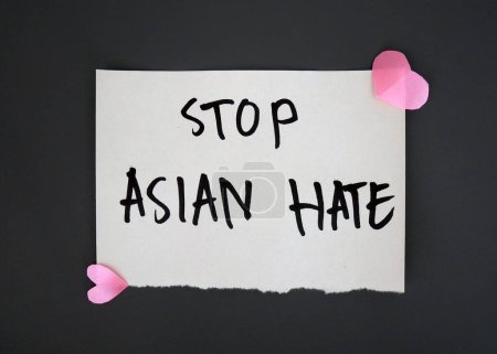 Foto de La palabra discurso del odio está parada en discurso del papel, odio asiático, corrección política, racismo, difamación - Imagen libre de derechos