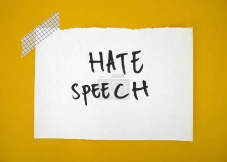 Téléchargez les photos : Le mot discours de haine se tient sur papier discours, haine asiatique, rectitude politique, racisme, diffamation - en image libre de droit