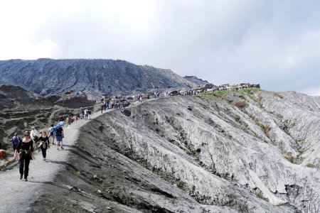 Foto de Java Occidental, Indonesia, 26 de diciembre de 2023: Turistas entusiastas en el Monte Bromo. Monte Penanjakan en el Parque Nacional Bromo Tengger Semeru, Java Oriental, Indonesia. - Imagen libre de derechos