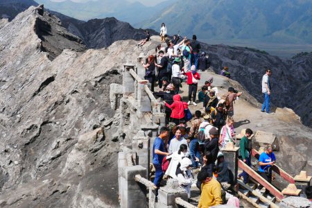 Téléchargez les photos : Java Ouest, Indonésie, 26 décembre 2023 : Touristes enthousiastes au Mont Bromo. Mont Penanjakan dans le parc national Bromo Tengger Semeru, Java oriental, Indonésie. - en image libre de droit