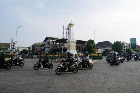 Téléchargez les photos : Yogyakarta, Indonésie, 28 décembre 2023 : Tugu Jogja est un monument emblématique de la ville de Yogyakarta. - en image libre de droit