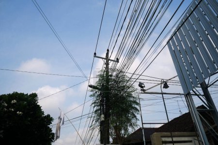 Foto de Caos en los cables eléctricos, enredos en el sistema de suministro de electricidad de la ciudad. - Imagen libre de derechos