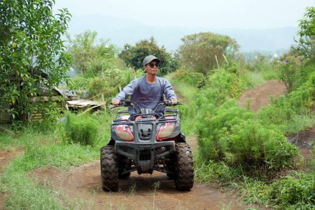 Foto de Hombre asiático jugando ATV Ride Adventure Tour en Malang, Indonesia - Imagen libre de derechos