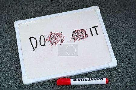Ändern der Worte Don 't Quit to Do It mit rotem Stift in einer motivierenden Botschaft über Hoffnung und Beharrlichkeit.
