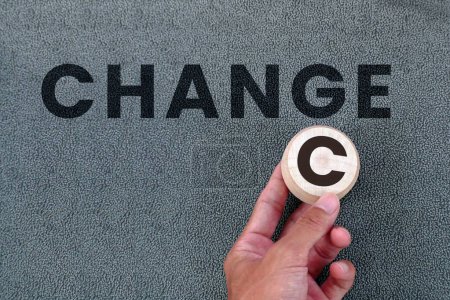 Foto de La mano masculina sostiene una C de madera y cambia la palabra Change to Chance - Imagen libre de derechos