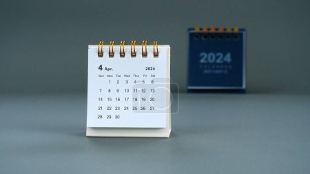 Schreibtischkalender für April 2024 auf grauem Hintergrund