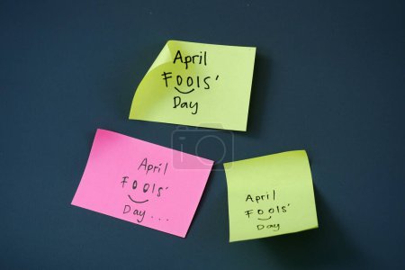 Téléchargez les photos : Avril Fool's Day ! Écrit à la main sur un bâton - en image libre de droit