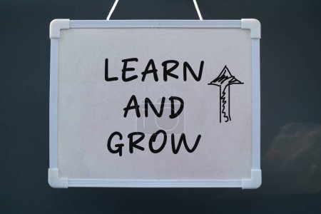 Téléchargez les photos : Apprendre et grandir concept sur bâton note. Concept Word Apprendre et grandir sur tableau noir avec fond de nature - en image libre de droit