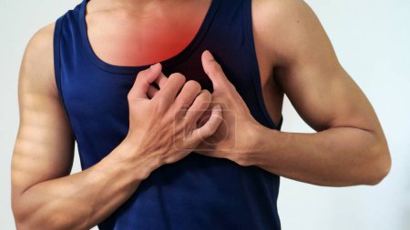 El hombre sufre un ataque al corazón mientras hace ejercicio. concepto de salud