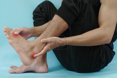 Main humaine tenant une jambe endolorie, douleur articulaire, goutte, douleur aux jambes, douleur et blessure.