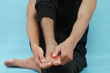 Mano humana sosteniendo una pierna dolorida, dolor en las articulaciones, gota, dolor en las piernas, dolor y lesión.