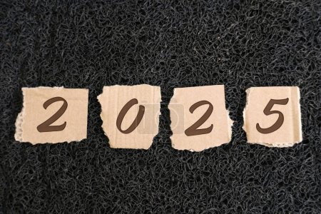 Numéro 2025 sur carton déchiré. 2025 nouvelle année concept.