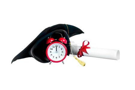 Téléchargez les photos : Casquette de graduation sur horloge rouge près du diplôme, image isolée sur fond blanc, temps de graduation concept - en image libre de droit