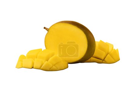 Téléchargez les photos : Fruits de mangue avec des cubes de mangue tranchés isolés sur fond blanc - en image libre de droit