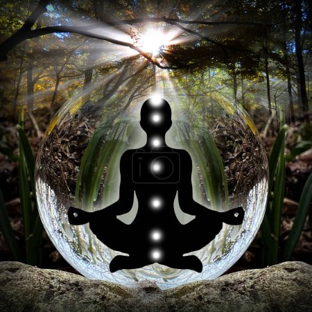 Silueta humana en yoga, pose de loto (cuerpo de energía humana, aura) frente a lensball, bola de cristal (bosque austriaco, paisaje alpino)