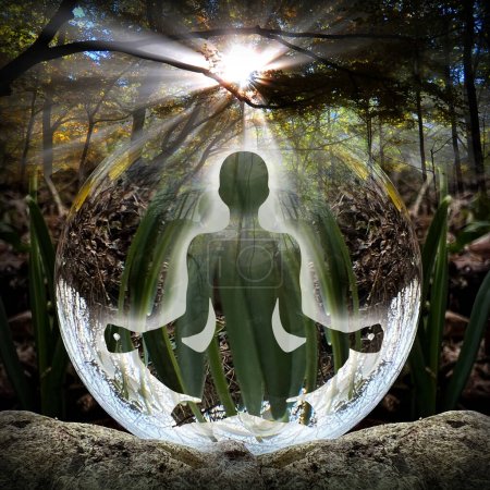 Foto de Silueta humana en yoga, pose de loto (cuerpo de energía humana, aura) frente a lensball, bola de cristal (bosque austriaco, paisaje alpino) - Imagen libre de derechos