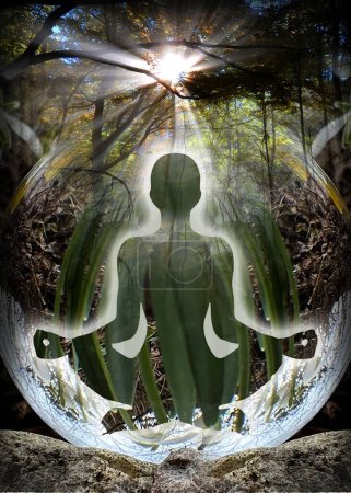 Foto de Silueta humana en yoga, pose de loto (cuerpo de energía humana, aura) frente a lensball, bola de cristal (bosque austriaco, paisaje alpino). Decoración de apoyo para la meditación y la curación de la energía del chakra. - Imagen libre de derechos