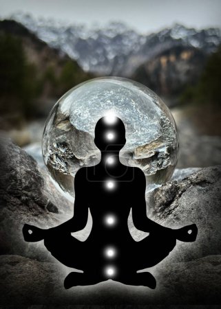 Foto de Silueta humana en yoga, pose de loto (cuerpo de energía humana, aura) frente a lensball, bola de cristal (arroyo / paisaje alpino austriaco, Montafon). Decoración de apoyo para la meditación y la curación de la energía del chakra. - Imagen libre de derechos