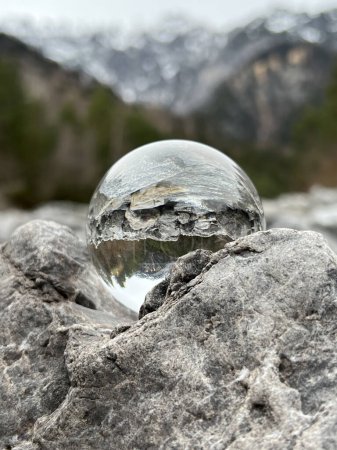 Foto de Lensball, bola de cristal sobre rocas, que refleja un arroyo alpino, en el fondo Montafon famosa montaña Zimba (Vorarlberg, Austria). - Imagen libre de derechos