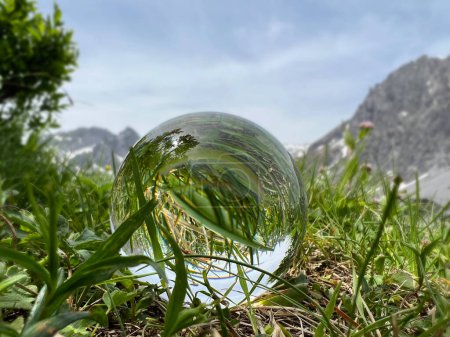 Foto de Lensball con reflejos de Lnersee (Montafon, Vorarlberg). En el fondo, las famosas montañas Rtikon, una de las regiones de alta montaña más impresionantes de Austria y los Alpes europeos. - Imagen libre de derechos