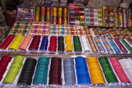Téléchargez les photos : Multi-coloré verre Bangles à vendre peut être utilisé comme fond d'écran texture - en image libre de droit