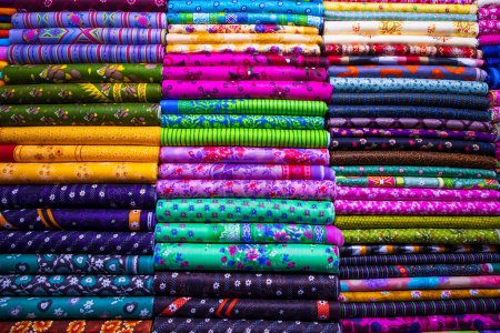 Téléchargez les photos : Variété artistique nuance ton textile couleurs imprimées Tissus empilés sur la vente au détail Boutique Étagère à vendre - en image libre de droit