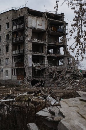 Téléchargez les photos : IZIUM, UKRAINE 11.10.2022 Bâtiments détruits. L'agression militaire russe contre l'Ukraine - en image libre de droit