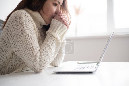 Foto de Close up unhappy stressed businesswoman reading bad news in email, frustrated student working on difficult task, online project. Hard remote work - Imagen libre de derechos