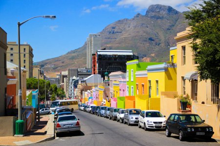 Foto de Coloridos edificios luminosos en el histórico distrito de Bo-Kaap o Barrio Malayo de Ciudad del Cabo, Sudáfrica. Foto de alta calidad - Imagen libre de derechos
