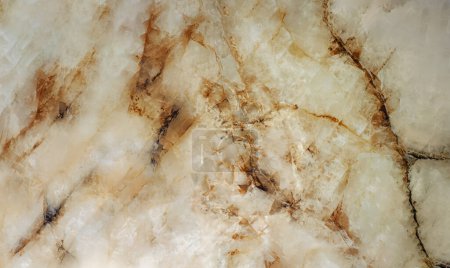 Téléchargez les photos : Grande texture de dalle de marbre dans des tons laiteux chauds avec des stries rouillées - en image libre de droit