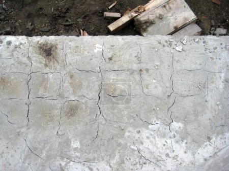 Foto de Las grietas en la contracción del hormigón en la losa de cimentación son causadas por una violación de la tecnología de construcción. - Imagen libre de derechos