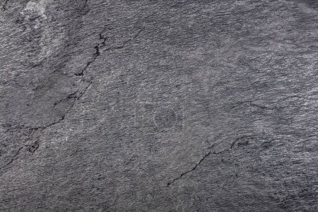 Téléchargez les photos : Texture de pierre naturelle, dalle QUARZITE BEOLA NERA, couleur grise avec diverses petites et grandes fissures - en image libre de droit