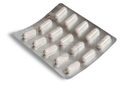 Ein Satz Pillen, säuberlich in einem Stapel gestapelt, auf einem weißen Hintergrund platziert. Sie können die Packung mit weißen Kapseln sehen