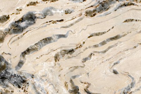 Esta foto proporciona una perspectiva detallada y cercana de una superficie de encimera de mármol, mostrando sus intrincadas vetas, variaciones de color y un acabado suave..