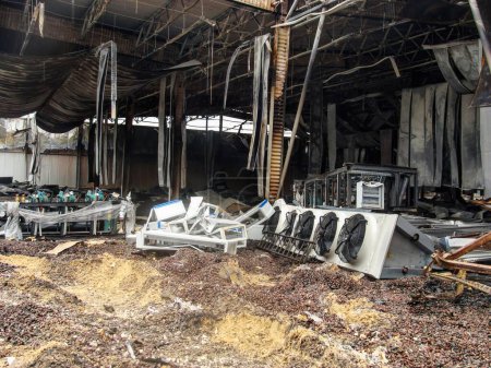 Foto de Consecuencias de un incendio en un almacén, estructuras destruidas, aires acondicionados industriales en el suelo - Imagen libre de derechos