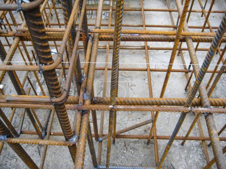 Nahaufnahme des Stahlgerüstes für monolithische Betonfundamente während der Bauarbeiten