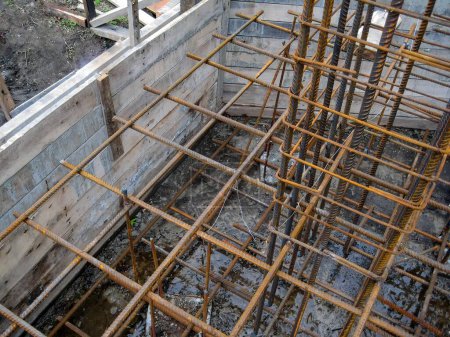 Proceso de construcción, instalación de rejillas de barras de refuerzo para cimentación de hormigón, vista detallada