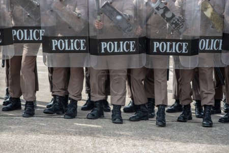 Téléchargez les photos : Les entraîneurs de police anti-émeute examinent le contrôle des foules - en image libre de droit