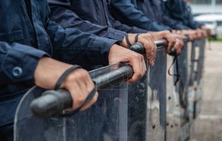Téléchargez les photos : Les entraîneurs de police anti-émeute examinent le contrôle des foules - en image libre de droit