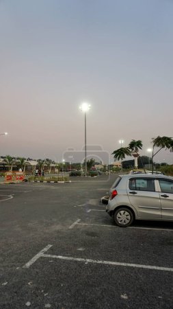 Foto de Bangalore, Karnataka, India-26 de octubre de 2022: Hermosa arquitectura moderna de Sir M Visvesvaraya Terminal o SMVB por la noche. Estación ferroviaria india situada en Baiyyapanahalli, Bangalore. - Imagen libre de derechos