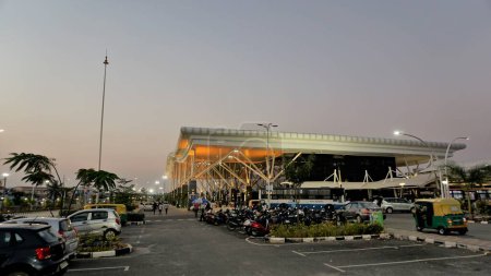 Foto de Bangalore, Karnataka, India-26 de octubre de 2022: Hermosa arquitectura moderna de Sir M Visvesvaraya Terminal o SMVB por la noche. Estación ferroviaria india situada en Baiyyapanahalli, Bangalore. - Imagen libre de derechos