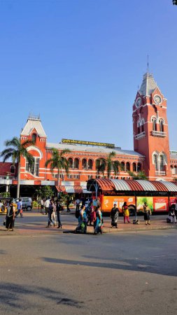 Téléchargez les photos : Chennai, Tamilnadu, Inde-29 décembre 2022 : Puratchi Thalaivar Dr MGR Gare centrale. Belle vue sur l'architecture avec arrêt de bus et stand automatique. - en image libre de droit