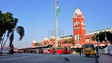 Téléchargez les photos : Chennai, Tamilnadu, Inde-29 décembre 2022 : Puratchi Thalaivar Dr MGR Gare centrale. Belle vue sur l'architecture avec arrêt de bus et stand automatique. - en image libre de droit