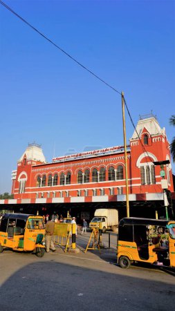 Téléchargez les photos : Chennai, Tamilnadu, Inde-29 décembre 2022 : Puratchi Thalaivar Dr MGR Gare centrale de Chennai City. Stand automatique avec fond d'architecture. - en image libre de droit